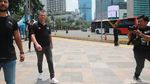 Gaya Santai Lothar Mattheus Blusukan di Bundaran HI