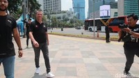 Begini gaya Lothar Mattheus saat menyelusuri Bundaran HI, Jakarta.