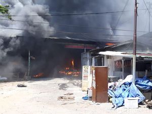 Pasar Beras di Bendul Merisi Surabaya Terbakar, 10 Damkar Diterjunkan