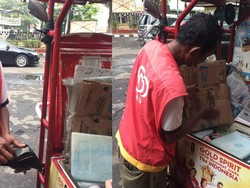 Tak Kunjung Laku, Penjual Es Krim Ini Berjualan 3 Hari Tanpa Pulang