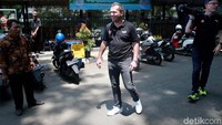 Legenda pemain timnas Jerman Lothar Mattheus jalan-jalan santai di Bundaran HI, Jakarta, Sabtu (16/11/2019).