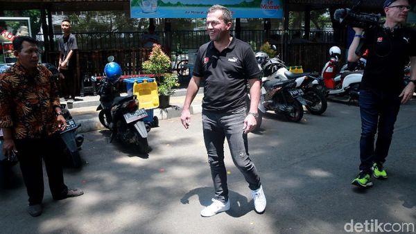 Gaya Santai Lothar Mattheus Blusukan di Bundaran HI