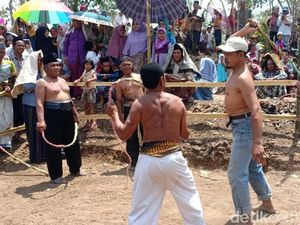 Warga Lereng Wilis Gelar Kesenian Tiban dan Salat Istisqo Meminta Hujan Warga Lereng Wilis Gelar Kesenian Tiban dan Salat Istisqo Meminta Hujan