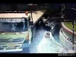 Viral Pemotor Terpental Disenggol Truk, Waspada Blind Spot