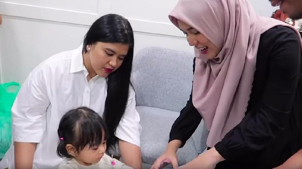 Kahiyang Ayu dan Fitri Tropica