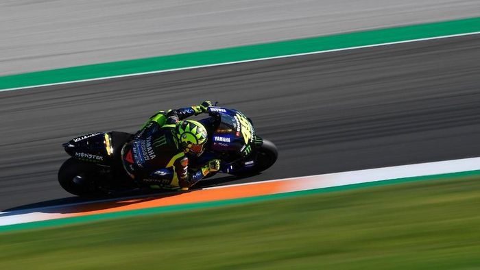 Valentino Rossi mengakui sulit untuk comeback dari posisi start ke-12 di balapan MotoGP Valencia. (Foto: Pierre-Philippe Marcou / AFP)