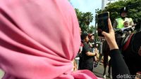 Polisi Berkuda Jadi Rebutan Foto Bersama di CFD