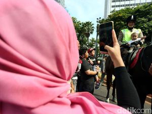 Polisi Berkuda Jadi Rebutan Foto Bersama di CFD