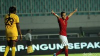 Mayang merayakan gol sambil mengacungkan jari telunjuknya. Dalam pertandingan ini, dia dua kali membobol gawang Sri Lanka. 