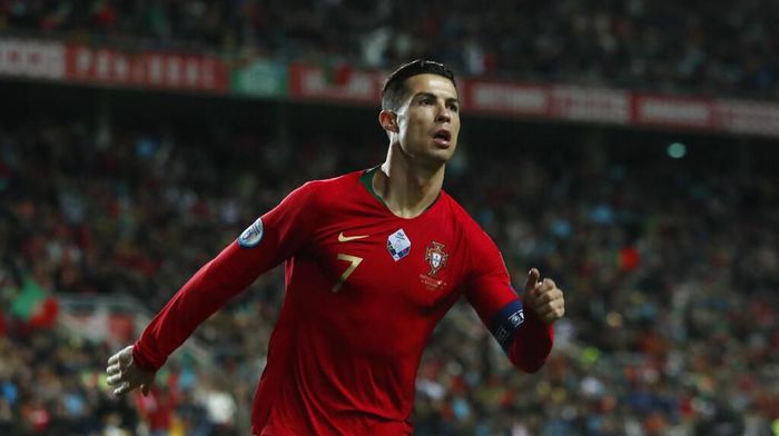 Cristiano Ronaldo bercanda dengan mengatakan, bisa membawa Brasil memenangi lima Piala Dunia. Foto: Armando Franca / AP Photo Cristiano Ronaldo bercanda dengan mengatakan, bisa membawa Brasil memenangi lima Piala Dunia. Foto: Armando Franca / AP Photo
