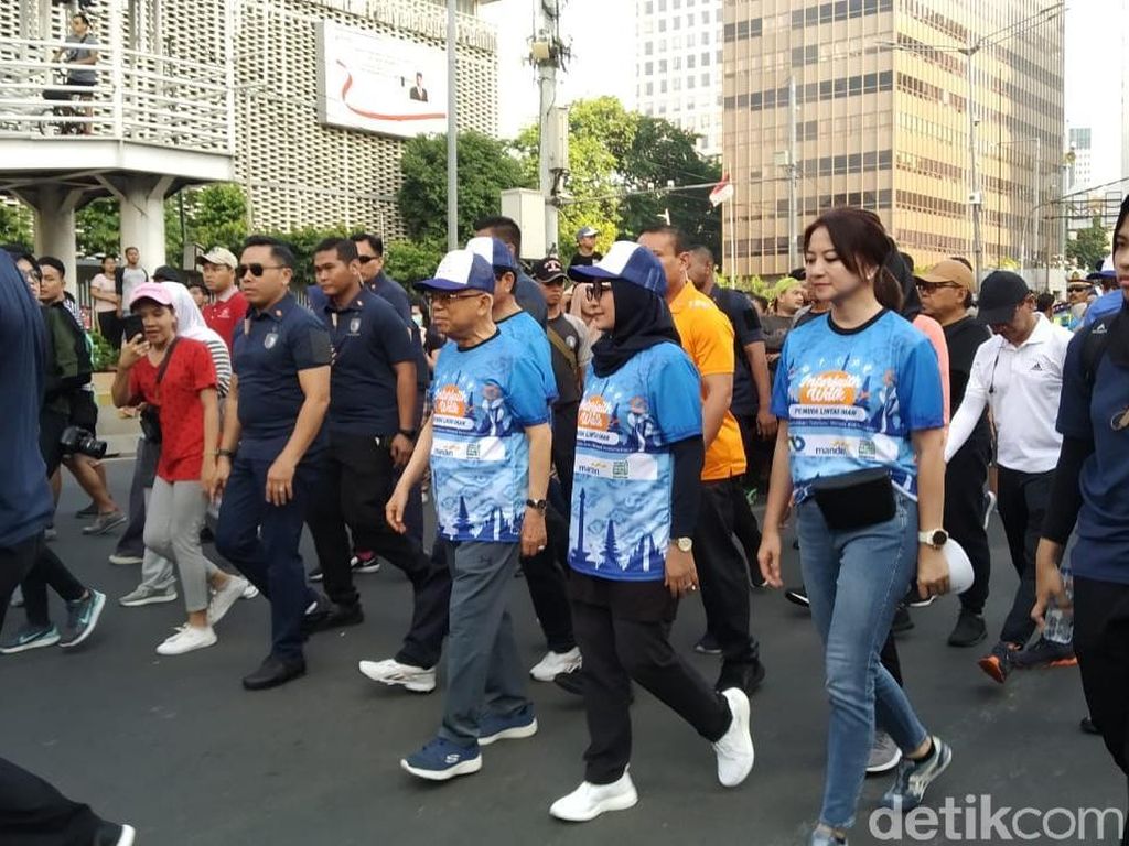 Berpakaian Sporty, Maruf Amin Ikut Acara Jalan Pagi di CFD Berpakaian Sporty, Maruf Amin Ikut Acara Jalan Pagi di CFD