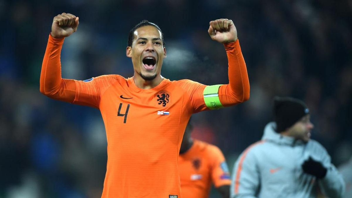 Ekspresi kegembiraan Virgil Van Dijk usai Belanda lolos ke Piala Eropa 2020. Foto: Mike Hewitt/Getty Images