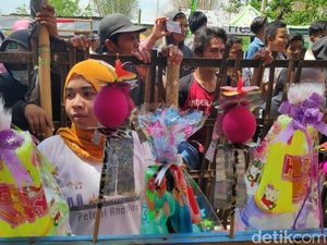 Perayaan Maulid Nabi Tak Biasa di Maros, Warga Berebut Bakul Pinisi