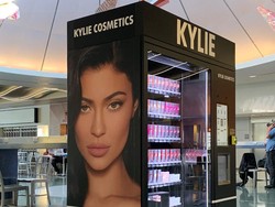 Unik, Kylie Jenner Jual Kosmetik di Vending Machine