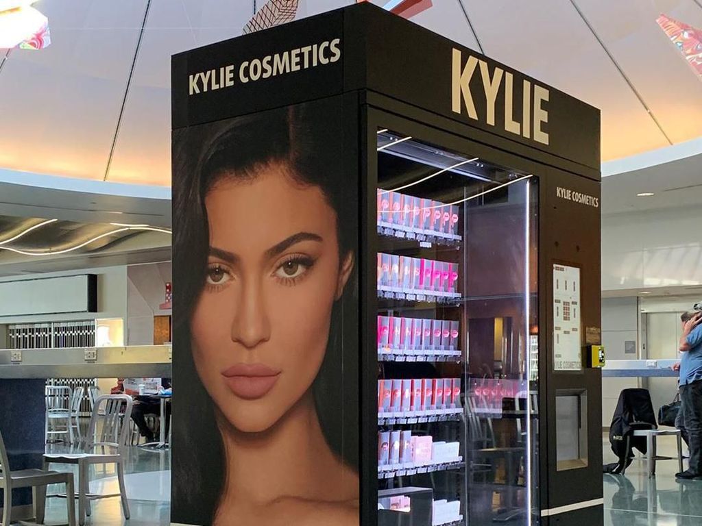 Unik, Kylie Jenner Jual Kosmetik di Vending Machine Unik, Kylie Jenner Jual Kosmetik di Vending Machine