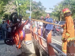 Motor Sport Tercebur ke Sungai Hindari Emak-emak Terobos Lampu Merah