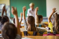 Ilustrasi anak belajar di sekolah