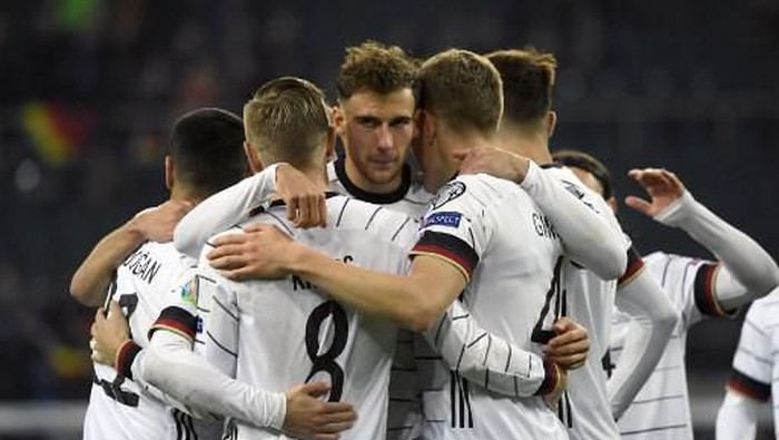 Germanys Leon Goretzka is congratulated by teammates after he scored a goal during the UEFA Euro 2020 Group C qualification football match between Germany and Belarus, on November 16, 2019 in Moenchengladbach. (Photo by INA FASSBENDER / AFP)