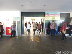 Menko Polhukam Mahfud Md Jenguk La Lembah Manah di RS PKU Solo