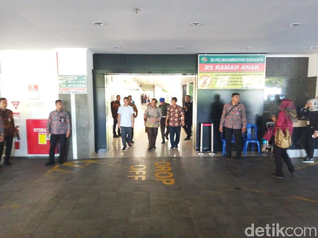 Menko Polhukam Mahfud Md Jenguk La Lembah Manah di RS PKU Solo Menko Polhukam Mahfud Md Jenguk La Lembah Manah di RS PKU Solo