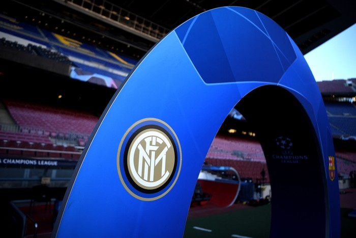 BARCELONA, SPAIN - OCTOBER 24: The FC Internazionale logo is seen prior to the Group B match of the UEFA Champions League between FC Barcelona and FC Internazionale at Camp Nou on October 24, 2018 in Barcelona, Spain.  (Photo by David Ramos/Getty Images)