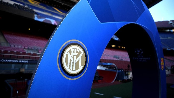 BARCELONA, SPAIN - OCTOBER 24: The FC Internazionale logo is seen prior to the Group B match of the UEFA Champions League between FC Barcelona and FC Internazionale at Camp Nou on October 24, 2018 in Barcelona, Spain.  (Photo by David Ramos/Getty Images)