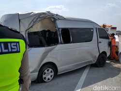 Toyota Hiace Pecah Ban di Tol Ngawi, Satu Orang Tewas dan Enam Luka