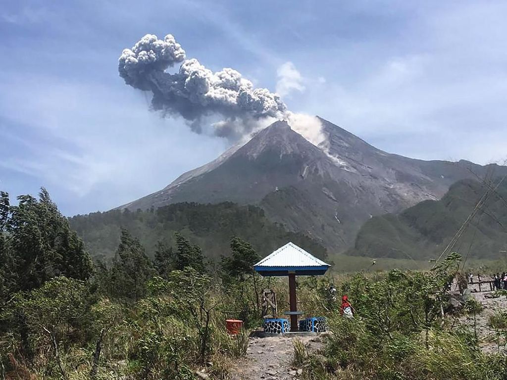 Meletus, Begini Penampakan Semburan Abu Vulkanik Merapi