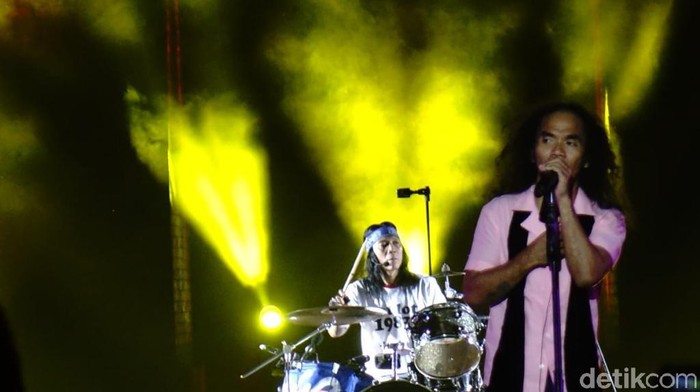 Slank Bius Ribuan Penggemar di Taman Candra Wilwatikta