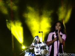 Slank Bius Ribuan Penggemar di Taman Candra Wilwatikta