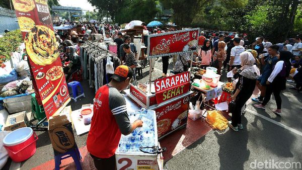 Diatur Anies, Begini Potret Suasana Zona PKL Jualan saat CFD