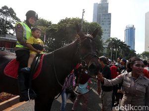 Polisi Berkuda Diserbu Warga di CFD