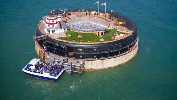 Benteng Militer di Tengah Laut Disulap Jadi Hotel Mewah