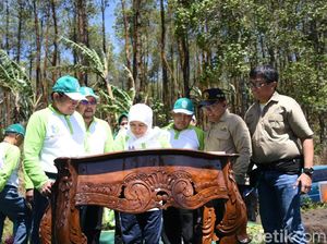 Khofifah Gagas Kerja Sama Wisata Penangkaran Cenderawasih dan Kakatua Khofifah Gagas Kerja Sama Wisata Penangkaran Cenderawasih dan Kakatua