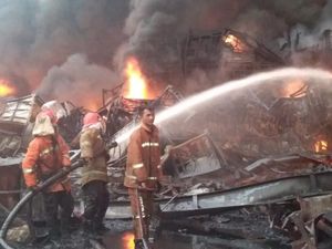 Lebih dari 12 Jam, Api di Pabrik Pengolahan Karet di Jambi Belum Padam