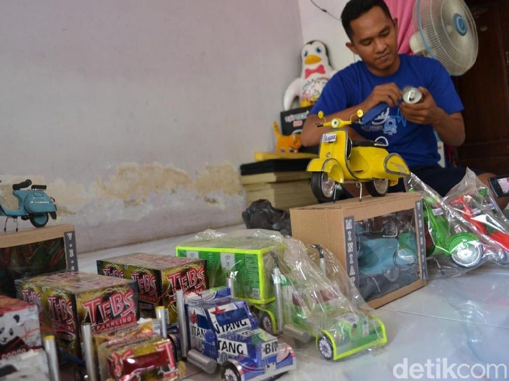 Penjual Cilok Sulap Sampah Kaleng Minuman Jadi Miniatur Kendaraan Penjual Cilok Sulap Sampah Kaleng Minuman Jadi Miniatur Kendaraan