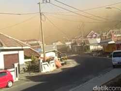 Jalur Mojokerto-Batu Kembali Ditutup Imbas Angin Kencang Bercampur Debu