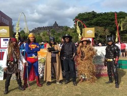Ramaikan Borobudur Marathon, Seniman Pakai Kostum Superhero