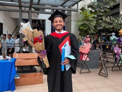 Video Viral Momen Manis Ayah Coba Pakai Baju Wisuda dan Toga Anaknya