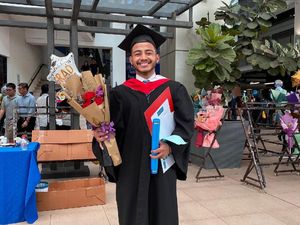 Video Viral Momen Manis Ayah Coba Pakai Baju Wisuda dan Toga Anaknya Video Viral Momen Manis Ayah Coba Pakai Baju Wisuda dan Toga Anaknya