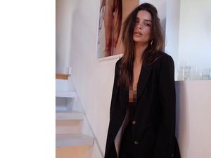 Emily Ratajkowski Pakai Blazer Tanpa Bra, Jadi Tren Fashion Kontroversial