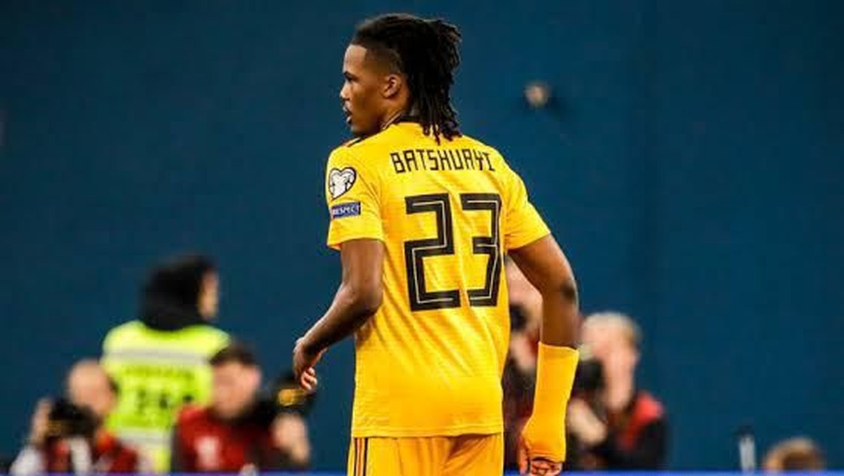 Derdryck Boyata salah mengenakan kostum milik Michy Batshuayi (Foto: Twitter.com)