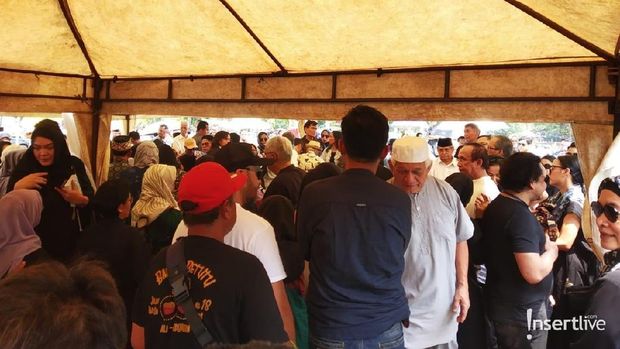 Suasana pemakaman ayah Satrio ALEXA