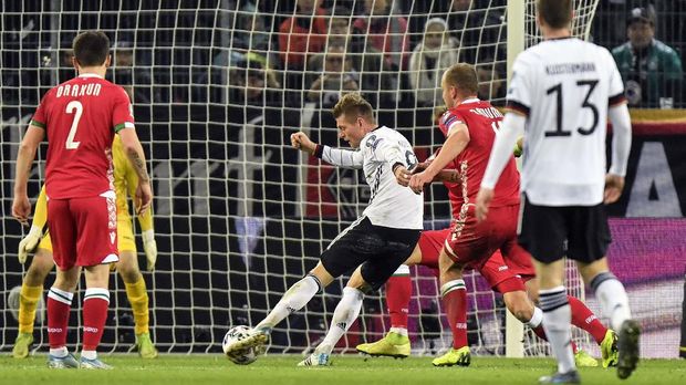 Germany's Toni Kroos scores his side's 4th goal during the Euro 2020 group C qualifying soccer match between Germany and Belarus in Moenchengladbach, Germany, Saturday, Nov. 16, 2019. (AP Photo/Martin Meissner)