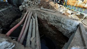 Potret Perbaikan Saluran Air di Pondok Gede yang Terhadang Kabel Optik
