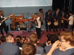 Konser di Australia, V1MAST Colongan Ngajar Budaya Indonesia