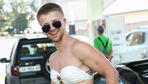 Momen Kocak Pria Ramai-ramai Pakai Bikini Demi Bensin Gratis