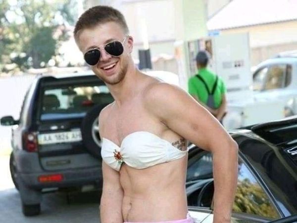 Momen Kocak Pria Ramai-ramai Pakai Bikini Demi Bensin Gratis