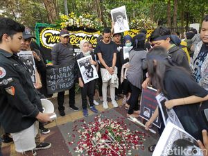 Pengguna Grabwheels Tewas Tertabrak, Keluarga Gelar Aksi Tabur Bunga Pengguna Grabwheels Tewas Tertabrak, Keluarga Gelar Aksi Tabur Bunga