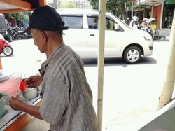 Kakek 80 Tahun Ini Jualan Susu Kedelai Meski Sakit Stroke
